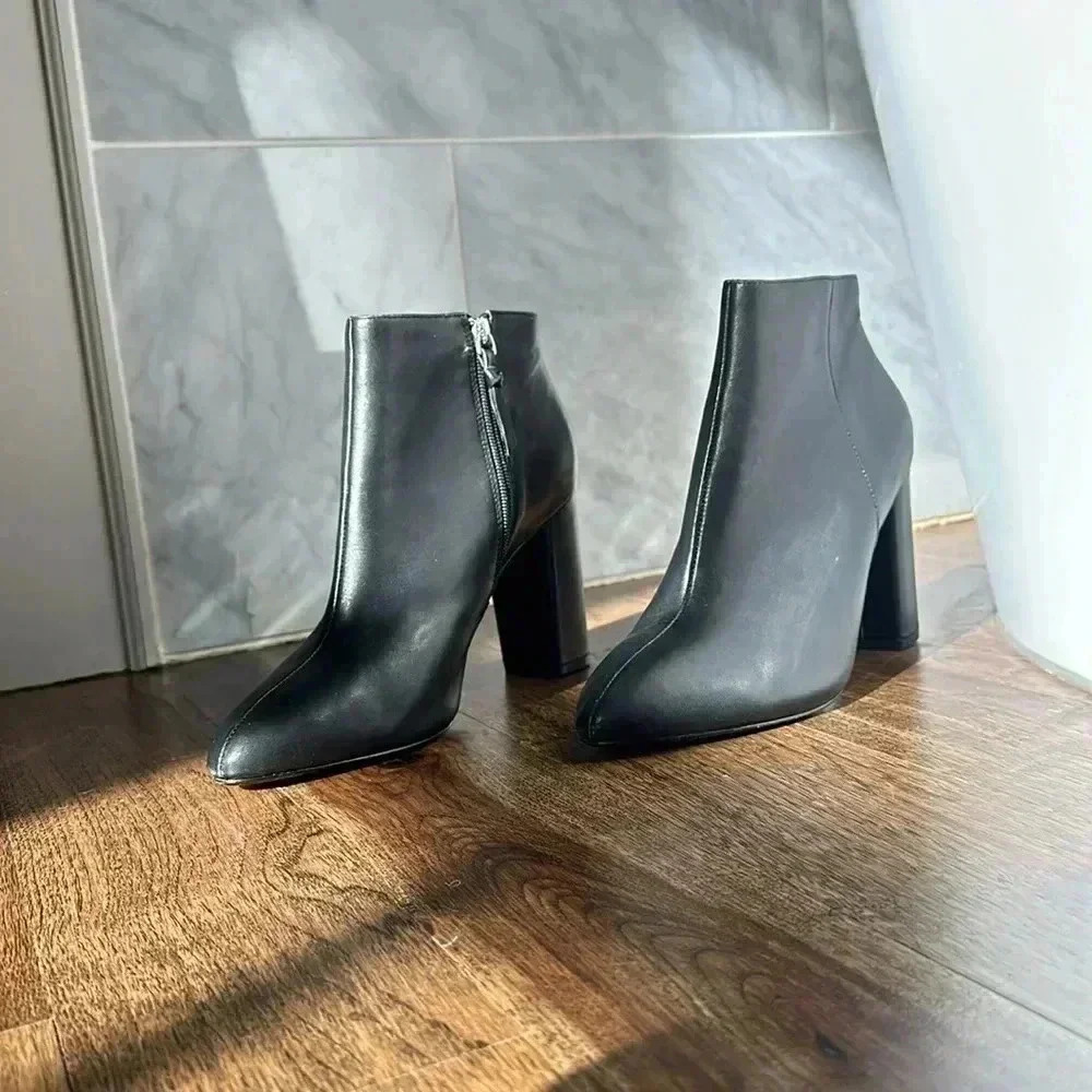 Saks Fifth Avenue JAMIE Black Leather Side Zip Block Heel Ankle Boots Size 10-